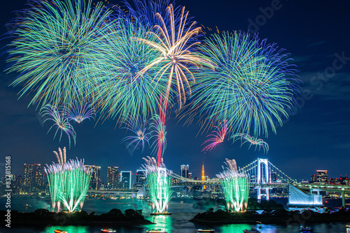 東京の夜景を背景にしたお台場の打ち上げ花火