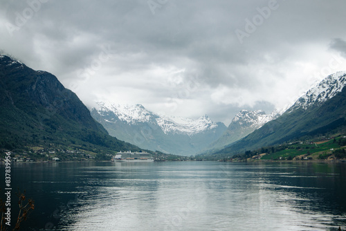 Krajobraz Norwegii w pochmurny dzie  