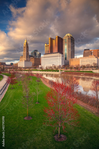 Obraz na płótnie Columbus, Ohio, USA. Cityscape image of Columbus , Ohio, USA downtown skyline with reflection of the city in the Scioto River at spring sunset. w salonie