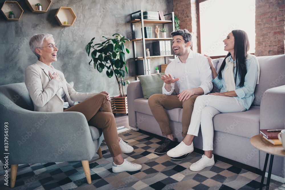 Obraz premium Photo of young couple speak laugh appointment psychotherapist loft interior office indoors