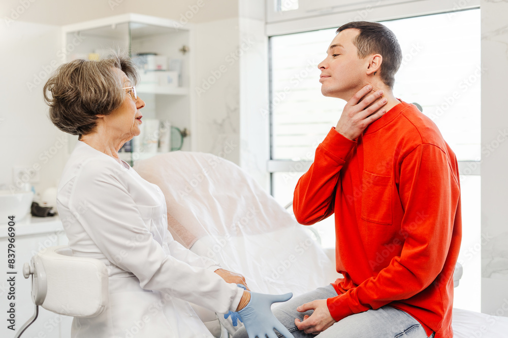 Obraz premium Attractive, young patient, man talking to senior woman, cosmetologist, about face aesthetic treatment