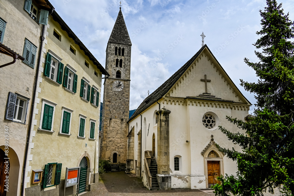 Obraz premium Kurtatsch, Dorf, Kirche, Pfarrkirche, Vigiliuskirche, Weindorf, Weinstrasse, Weinberge, Etschtal, Etsch, Wanderweg, Frühling, Sommer, Südtriol, Südtiroler Unterland, Italien