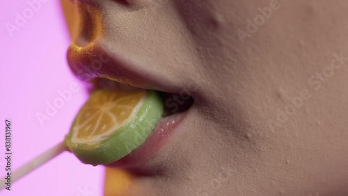 Wallpaper Mural Atrakcyjna kobieta lize lizaka Torontodigital.ca