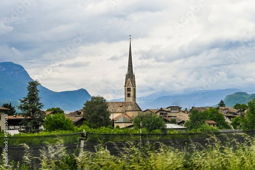 Neumarkt, Egna, Pfarrkirche, Dorf, Lauben, historische Häuser, Weinstrasse, Unterland, Südtirol, Etsch, Etschtal, Weinberge, Weinbauer, Frühling, Sommer, Italien photo