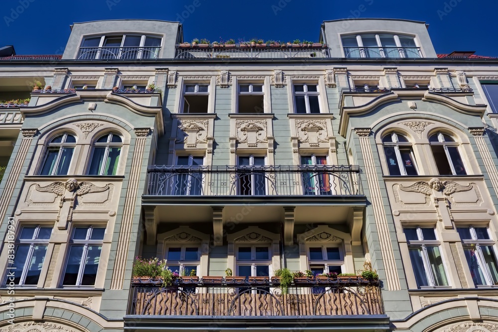 berlin, deutschland - sanierter altbau mit erker und stuckfassade