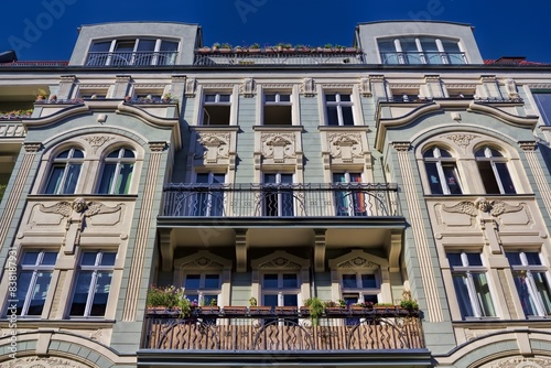 Obraz na płótnie berlin, deutschland - sanierter altbau mit erker und stuckfassade w salonie