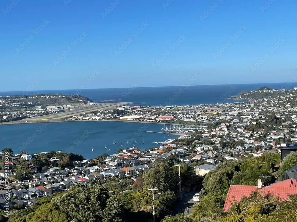 Naklejka premium Looking down on Evan’s Bay with blue sky background