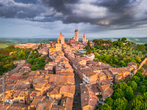 Obraz na płótnie San Gimignano, Italy. Picturesque aerial view of medieval city in Tuscany. w salonie