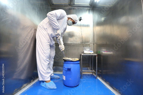 Fotografía dispensing process of medicine drug powder in a pharmaceutical factory