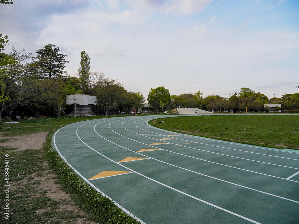 平和の森公園の陸上トラックと芝生。中野。 平和の森公園の陸上トラックと芝生。中野。