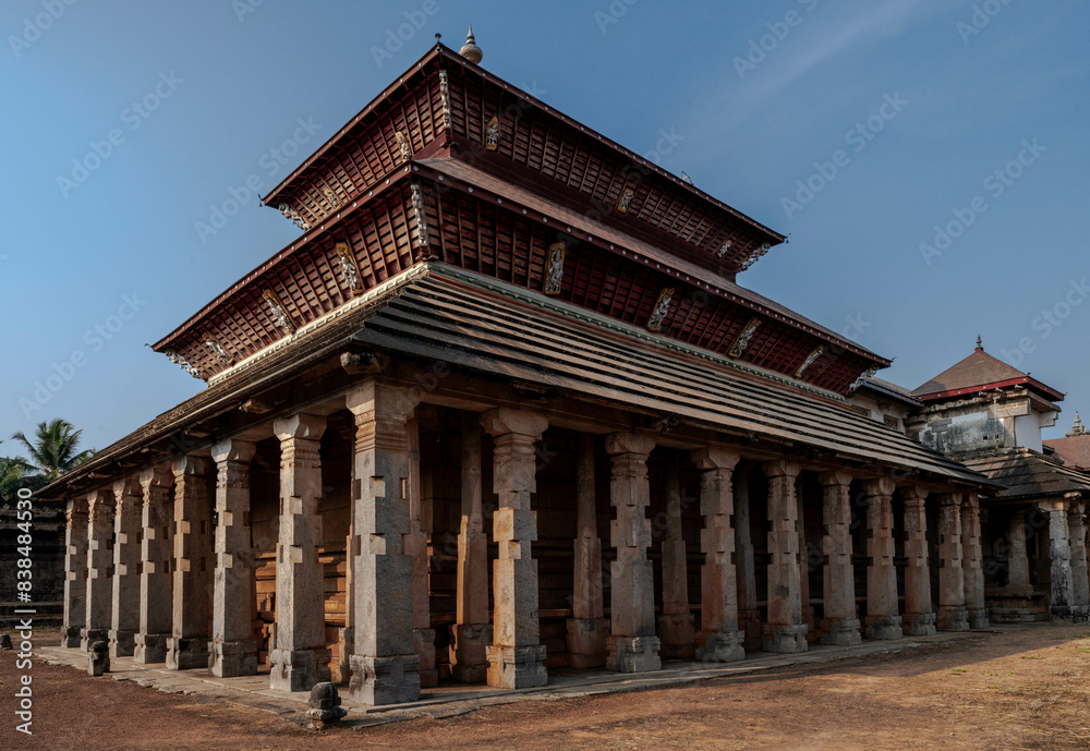 Obraz premium Temple of a Thousand Pillars Saavira Kambada Basadi is a sacred shrine for Jains. Moodabidri. India.