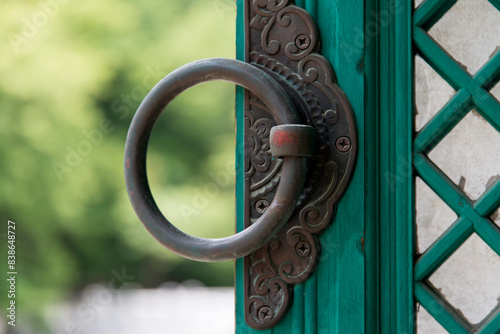 Obraz na plátně View of the metal door ring in the Buddhist temple