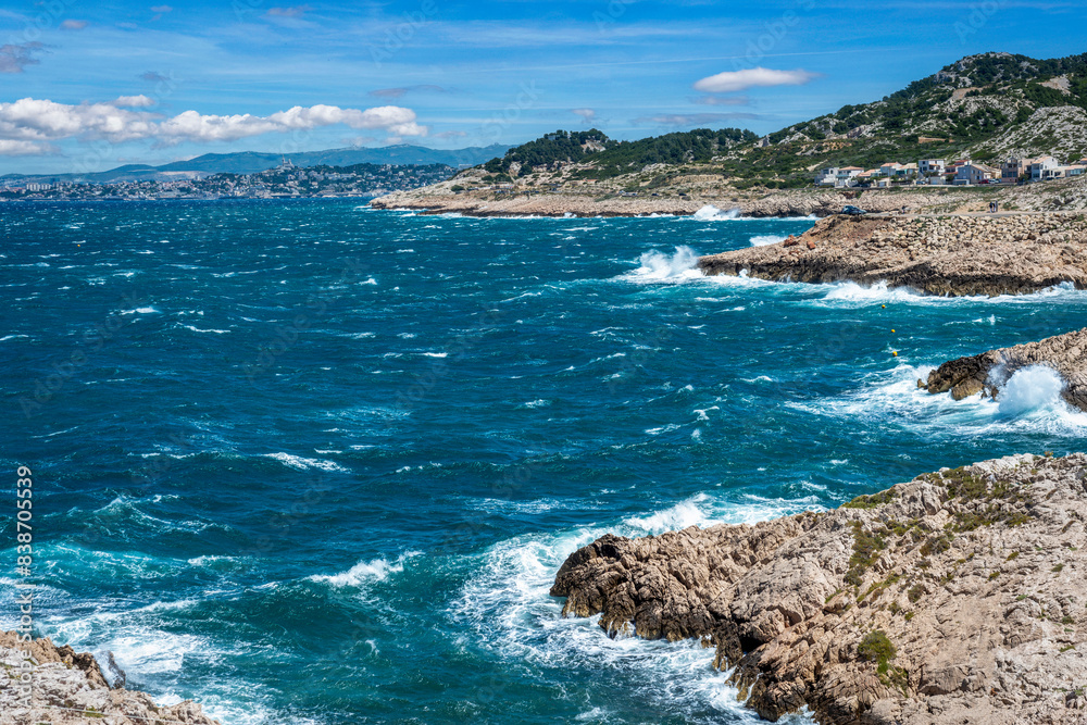 Littoral rocheux de méditerranée un jour venteux Littoral rocheux de méditerranée un jour venteux
