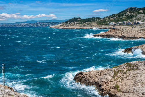 Littoral rocheux de méditerranée un jour venteux photo