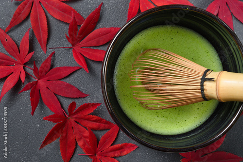 日本の茶道　茶碗と茶筅と抹茶と赤いもみじ 黒背景
Japanese Tea ceremony: Tea bowl, tea whisk, matcha and red maple leaves on black background	