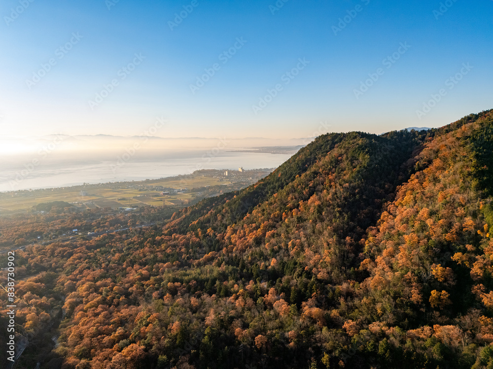 紅葉する早朝の比良山　空撮