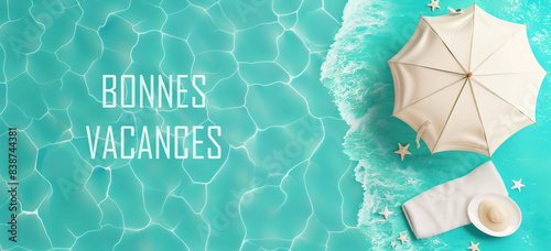 transat et parasol en tissu blanc avec un chapeau et une serviette, dans une eau turquoise, symbolisant les vacances à la mer l'été. Texte en français 