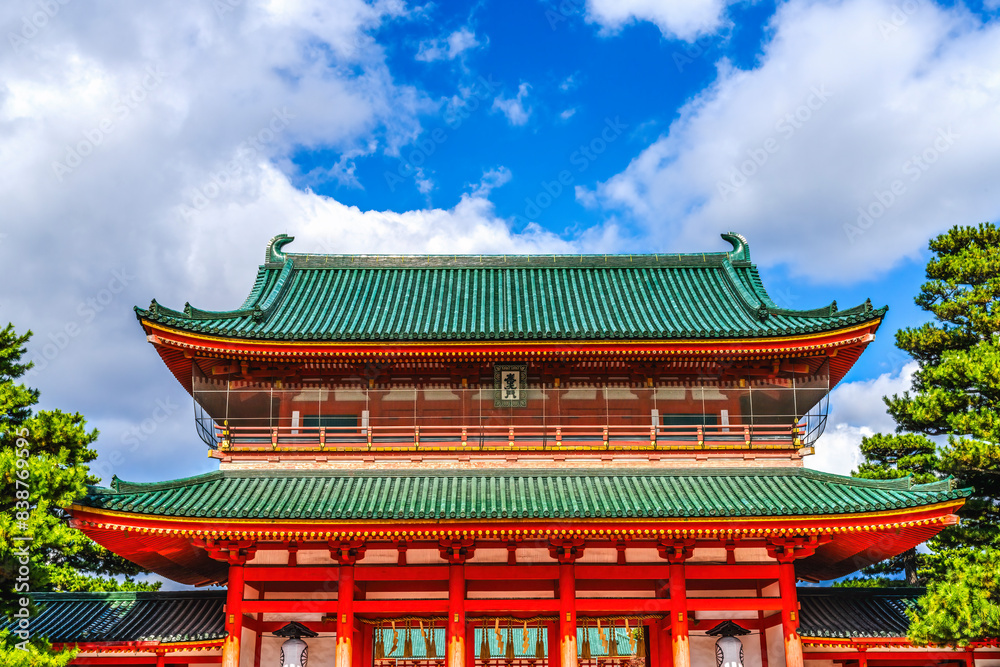 Obraz premium Colorful Red Entrance Gate Otenmon Heian Shinto Shrine Kyoto Japan