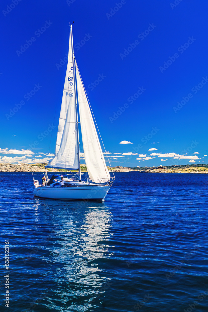 Obraz premium Sailboat at the coast on a beautiful summer day