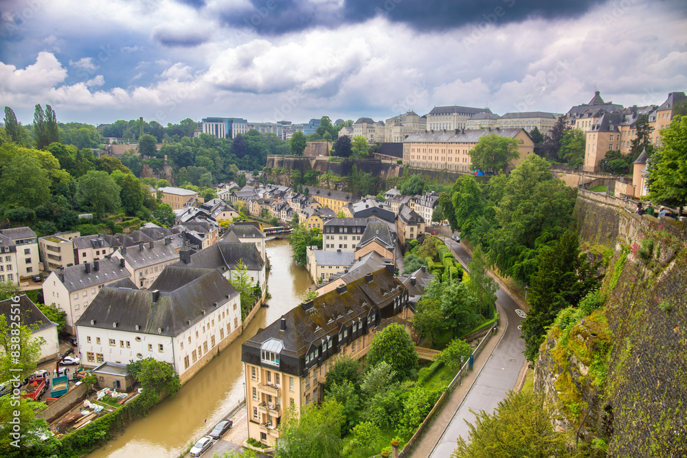 Stadtpanorama von Luxemburg: Blick auf den historischen Stadtteil Grund und der Alzette