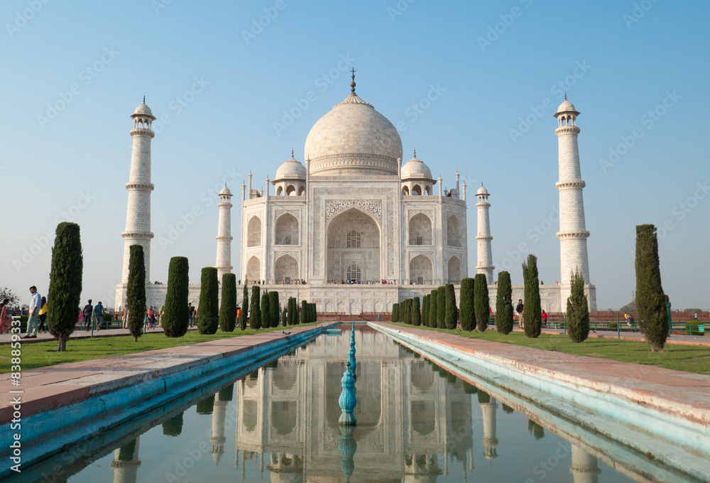 Naklejka premium Scenic view of the iconic Taj Mahal, a wonder of the world, in Agra, India