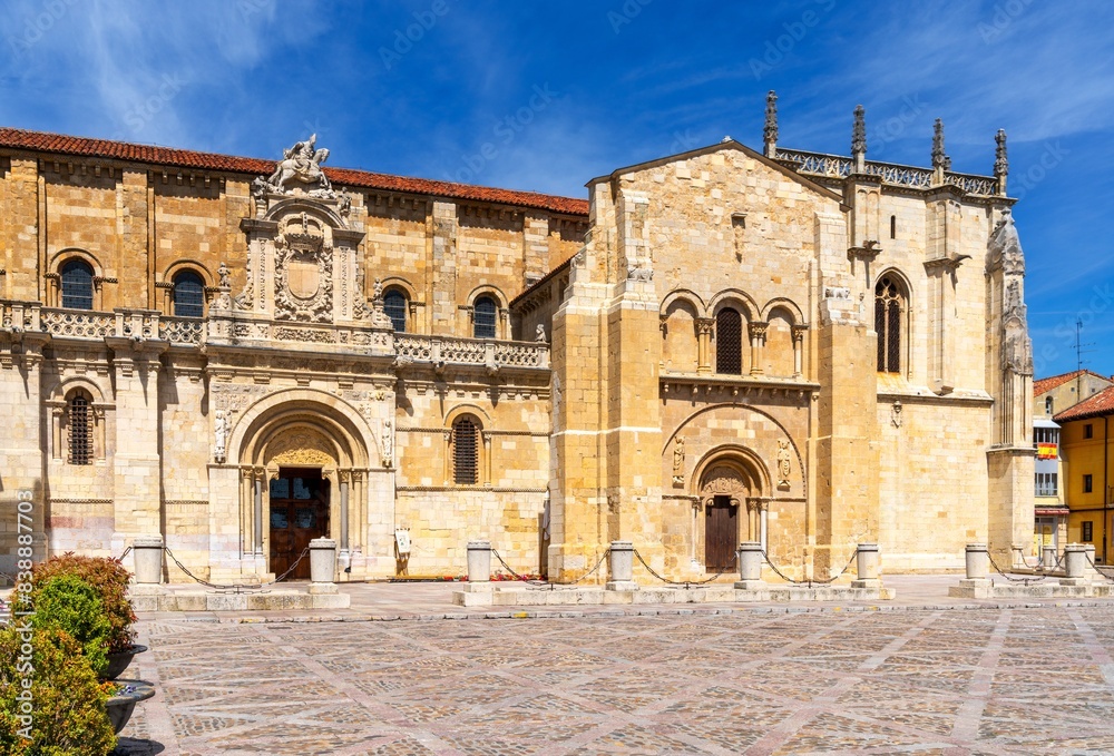Fototapeta premium view of the San Isidoro Basilica and city square in downtown Leon