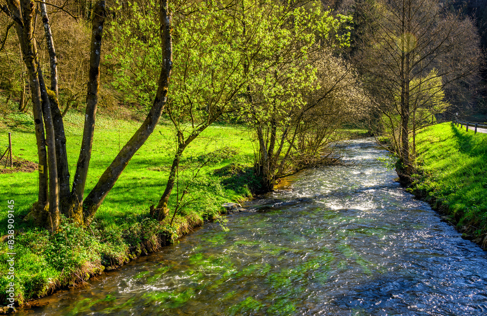 Erfrischender Fluss in intakter Naturlandschaft in der Fränkischen Schweiz, Deutschland