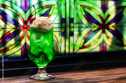 昭和レトロ喫茶店のメロンクリームソーダ