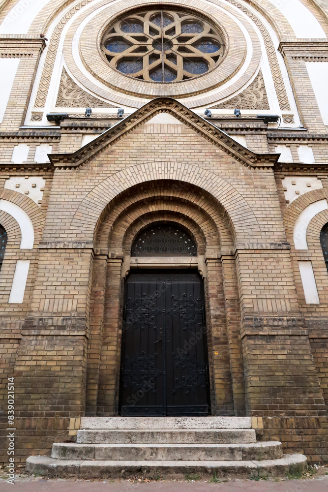 Obraz premium Side entrance door of the Synagogue of Novi Sad with an elaborate round stained glass window on top, Novi Sad, Serbia