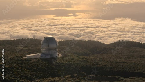 Timelapse o movimiento rapido de las nubes sobre un Observatorio Astrofisico. photo