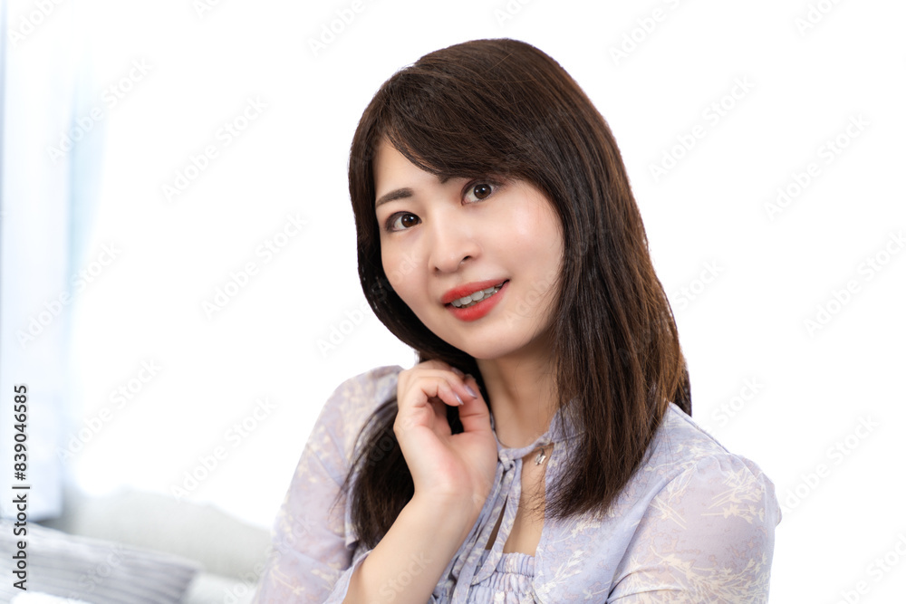 自宅でくつろぐ女性 自宅でくつろぐ女性