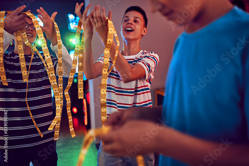Obraz na płótnie Teenage friends having fun with tickets in an amusement arcade w salonie
