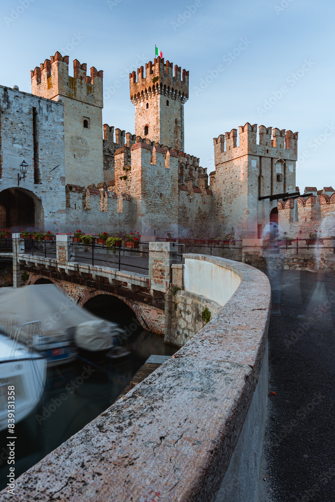 Φωτογραφία The Scaligero Castle of Sirmione, Talia, with the sunset light - 5 May 2024