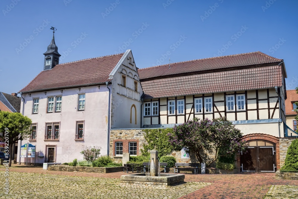 oebisfelde, deutschland - seitenansicht vom rathaus in der altstadt