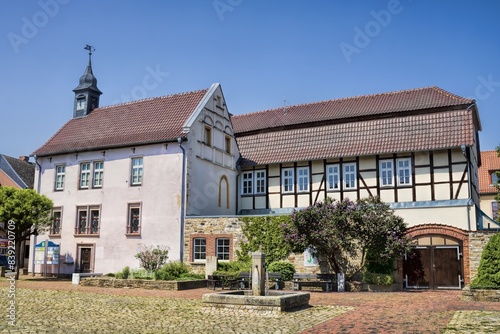 Obraz na płótnie oebisfelde, deutschland - seitenansicht vom rathaus in der altstadt w salonie
