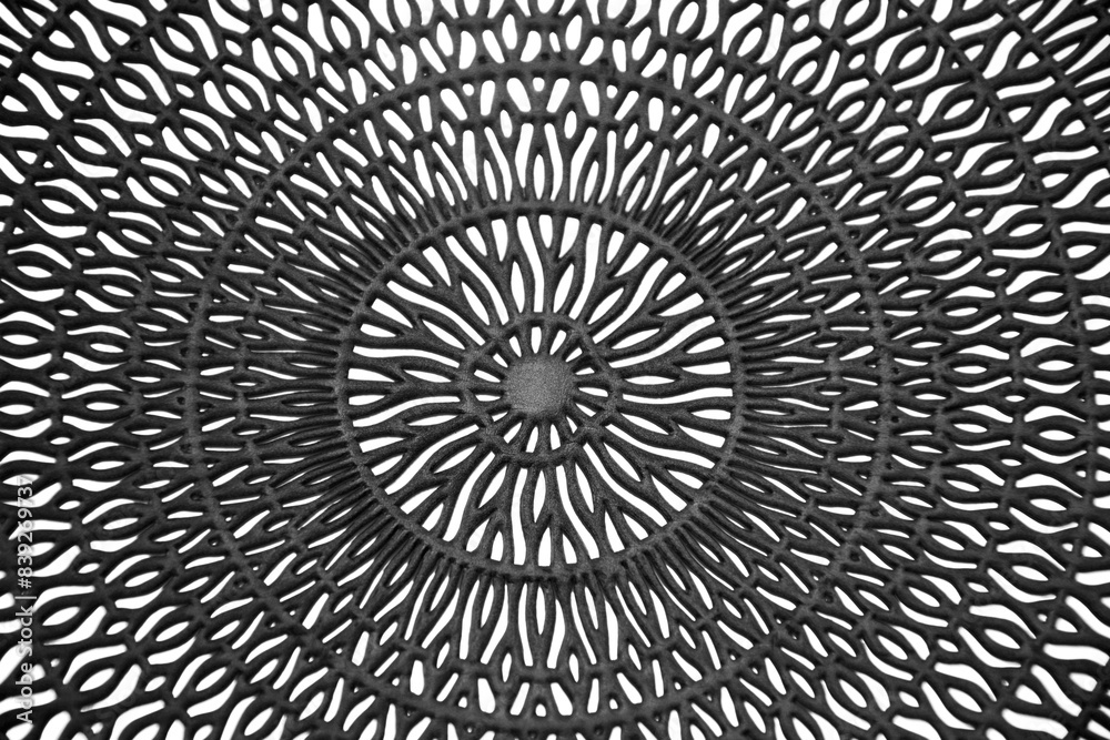 Fototapeta premium koło, ażurowy wzór, złota podkładka na stół, wzór mandala, gold table mat, mandala pattern, Decorative Doily, Gold table mat surface as background, closeup, transparent white and black table mat