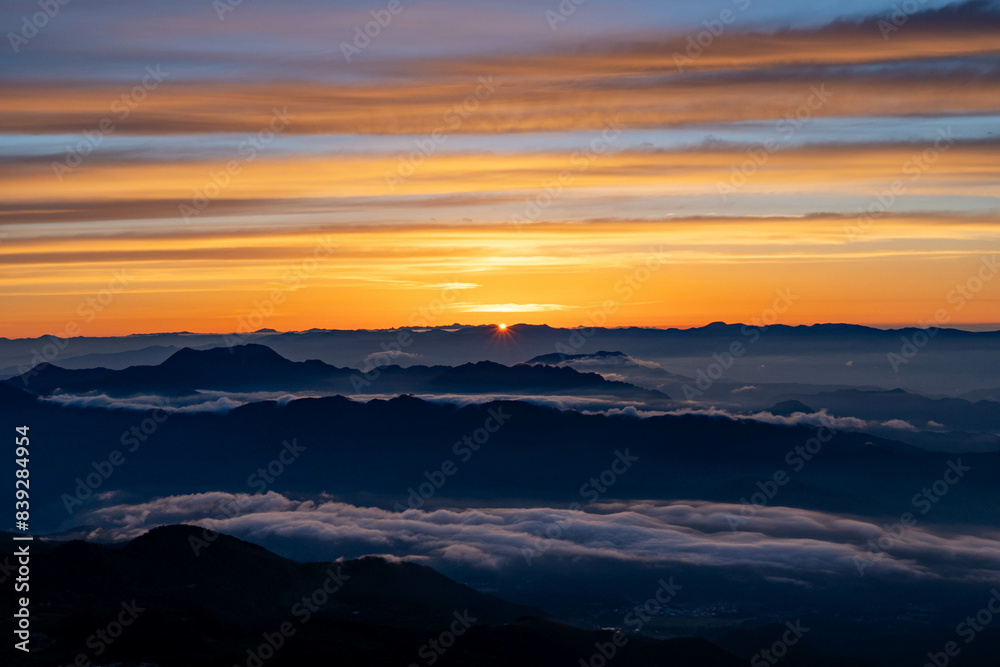 Fototapeta premium 白馬岳からの日の出