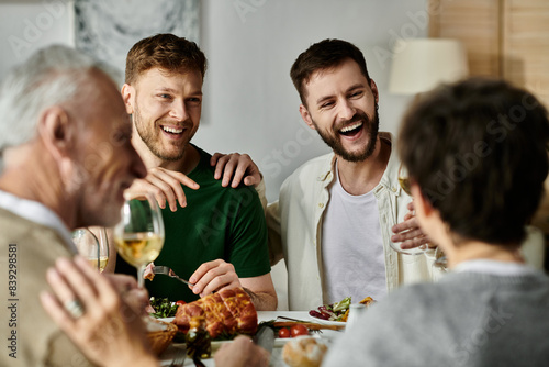 Foto A gay couple enjoys a meal with their family, sharing laughs and conversation
