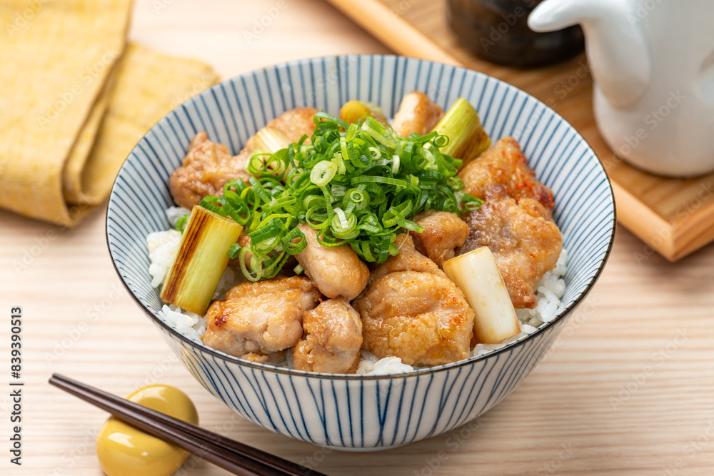 ネギをのせた焼き鳥丼 ネギをのせた焼き鳥丼