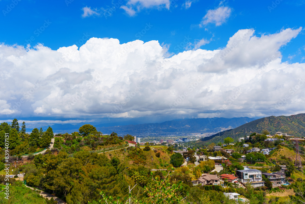 Obraz premium Panorama of Los Angeles with Private Homes on Runyon Canyon Hills