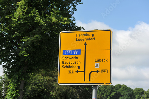 Gegliederter Vorwegweiser Richtung Herrnburg photo