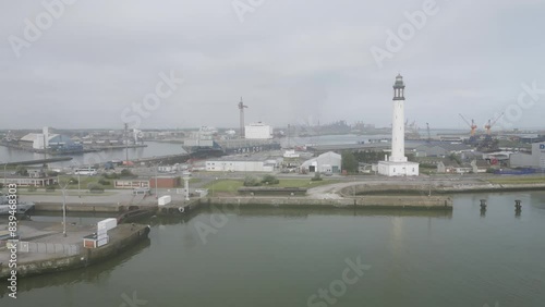 survol du port de Dunkerque, son phare et les différents bassins portuaires photo