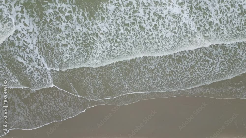 Vue en verticale depuis le ciel des vagues sur le sable de la mer du Nord