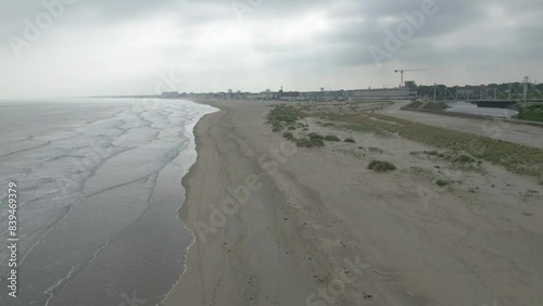 Survol de la plage de Dunkerque et de la mer du Nord avec vue sur Malo et l'hôtel Radisson Blu