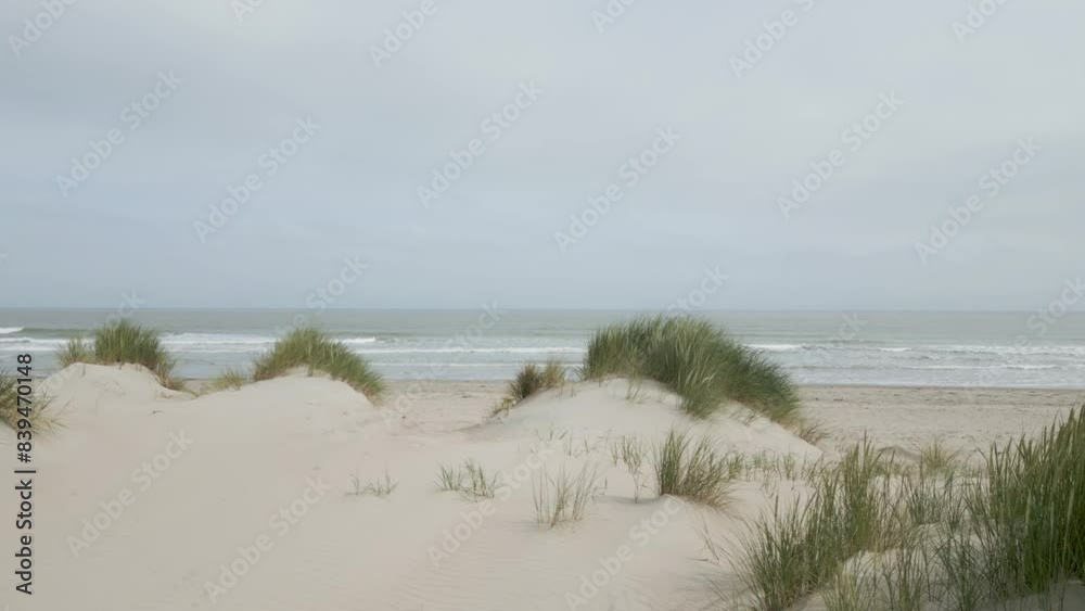 Survol en rase motte avec un drone de la plage et des dunes de la mer du Nord à Dunkerque