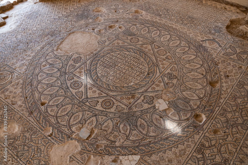 Obraz premium Mosaico bizantino en la iglesia de los martires del parque arqueologico de Madaba, Jordania.