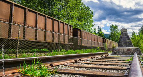 Foto Ein Zug der Canadian Pacific Railway fährt in Revelstoke an der Erinnerungsstätt