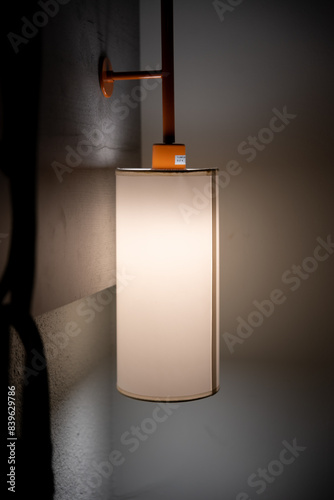 Applique murale dans une chambre d'hôtel