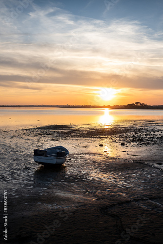 Barque sur la plage au coucher du soleil
