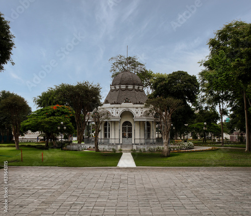 The Lima Exposition Park dates back to the Lima International Exhibition of 1900. A beautiful green space in the center of the capital of Peru.